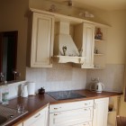 Śmietankowe wnętrze z cegłą w tle Dom Tychy