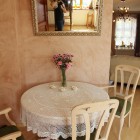 Śmietankowe wnętrze z cegłą w tle Dom Tychy