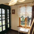 Śmietankowe wnętrze z cegłą w tle Dom Tychy