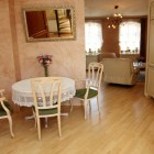 Śmietankowe wnętrze z cegłą w tle Dom Tychy