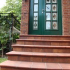 Śmietankowe wnętrze z cegłą w tle Dom Tychy