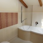 Śmietankowe wnętrze z cegłą w tle Dom Tychy