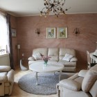 Śmietankowe wnętrze z cegłą w tle Dom Tychy