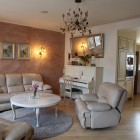 Śmietankowe wnętrze z cegłą w tle Dom Tychy