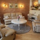 Śmietankowe wnętrze z cegłą w tle Dom Tychy