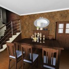 Stylizowane wnętrze z efektem rdzy i eleganckim granatem Katowice