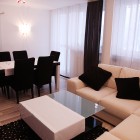 W bieli i fuksji apartament Katowice